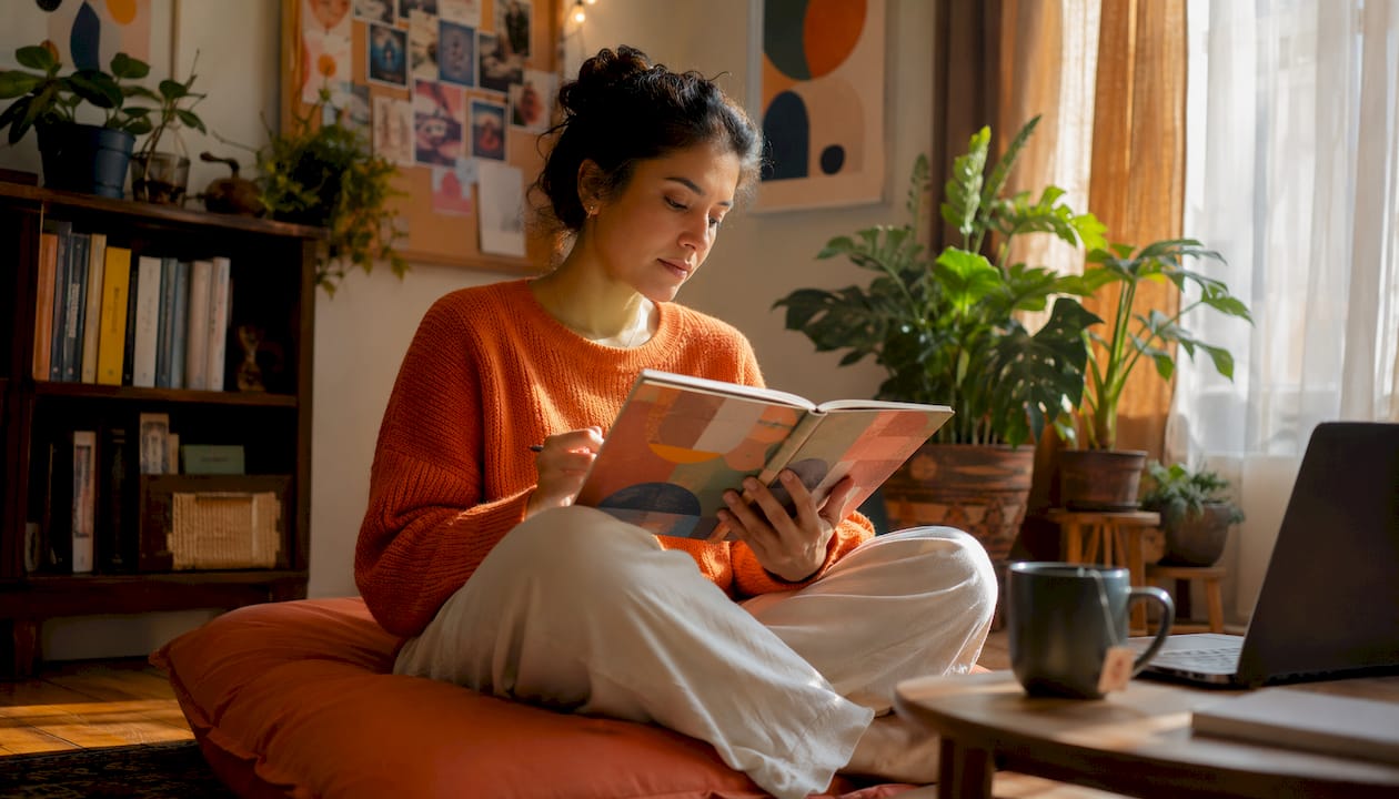 CRM ou gestion de projet pour freelances : comment choisir la bonne solution Freelance planifiant son workflow à son bureau à domicile