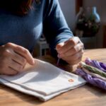 Mani che sistemano materiali per un progetto hobby