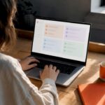 Freelance organisant des dossiers numériques