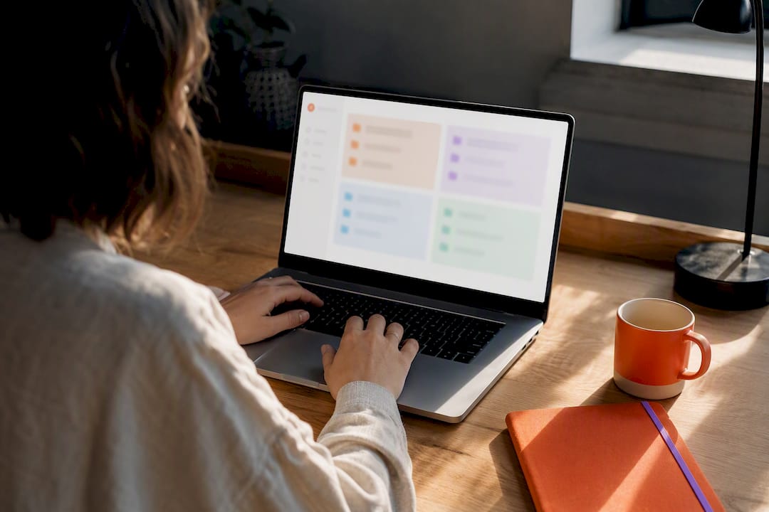 Freelance organisant des dossiers numériques