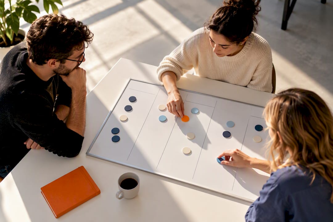 Team dell’agenzia che esamina lo stato del progetto cliente