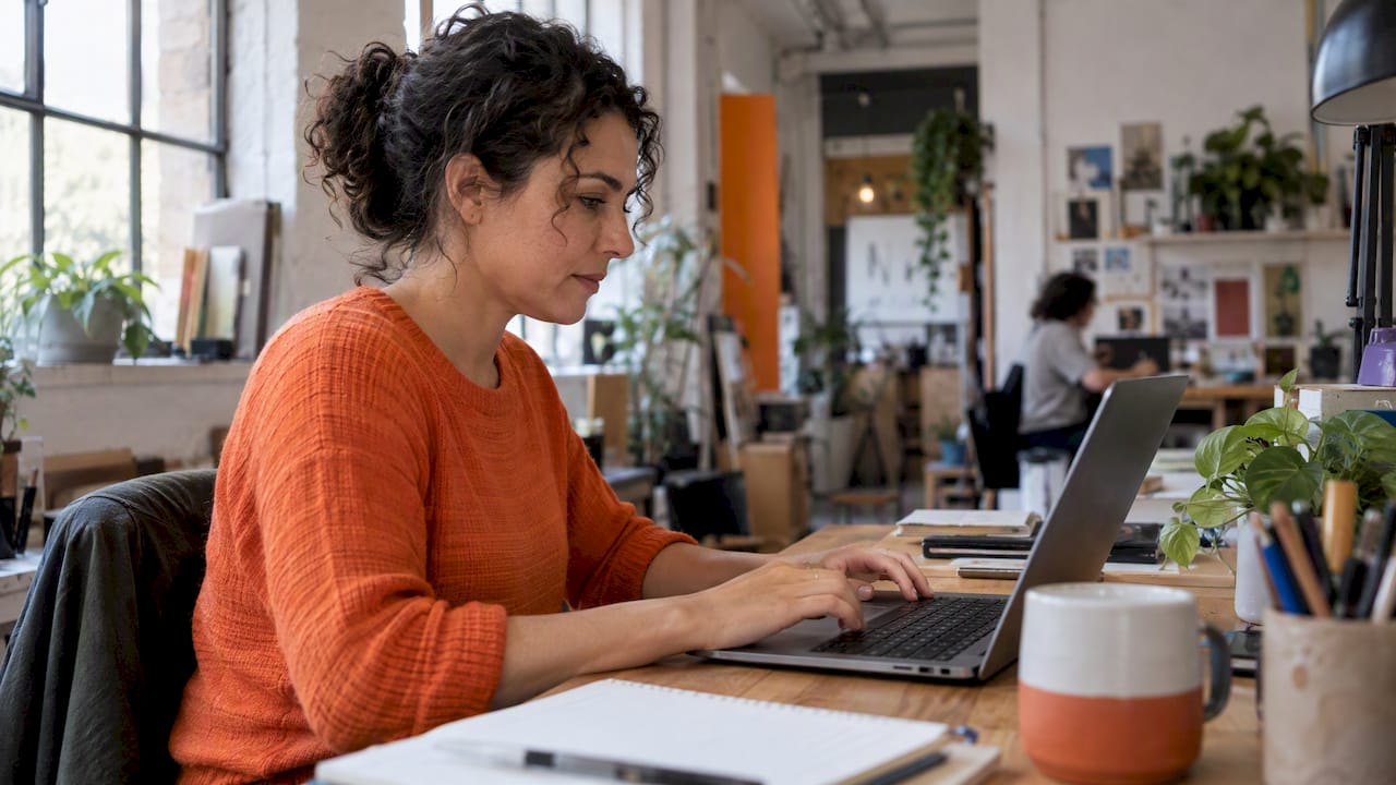 Frilanser planlegger fokusert og samlet arbeid