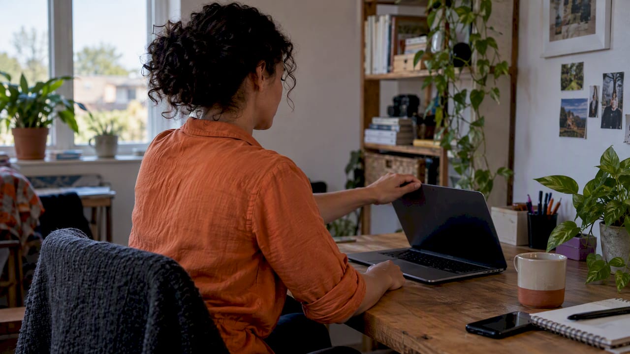 Freelancer schließt den Laptop zum geplanten Zeitpunkt