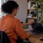 Freelancer zamykający laptop o zaplanowanej godzinie zakończenia pracy