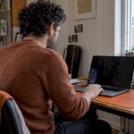 フリーランサーがパーソナルダッシュボードを設定している様子