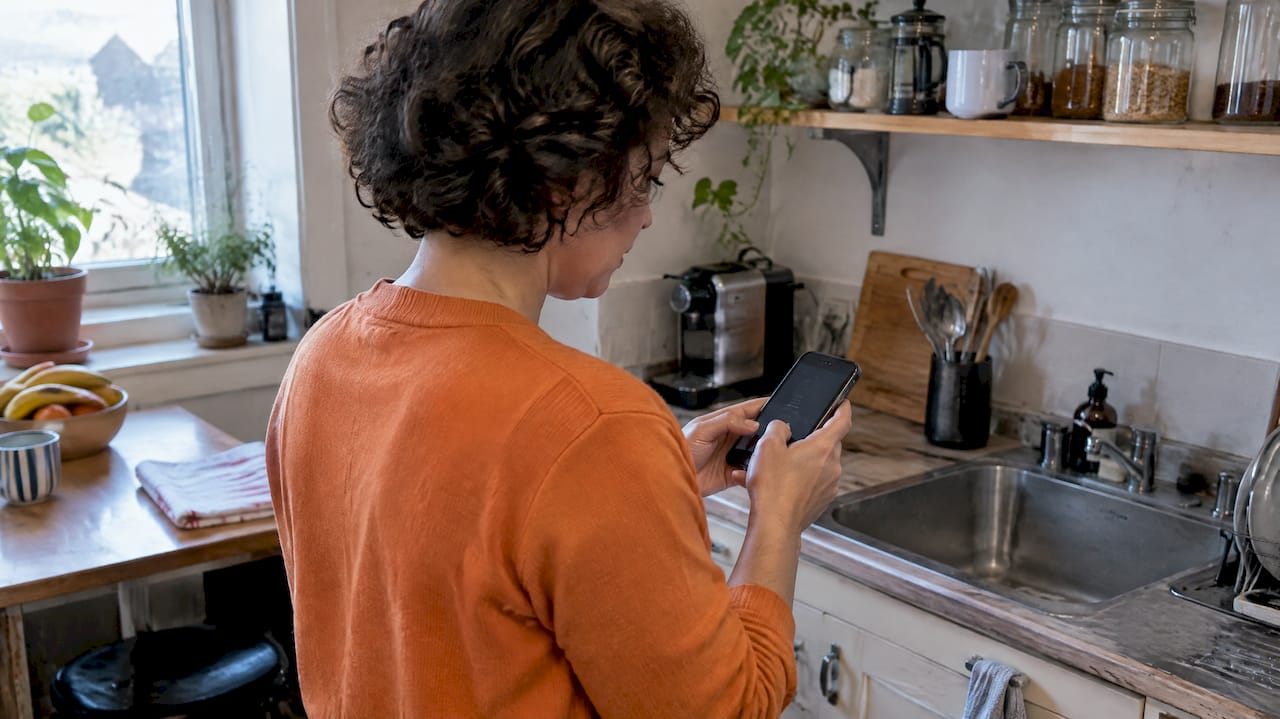 Freelancer som tar en rask sjekk på telefonen
