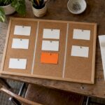 Tableau Kanban physique à côté d'une liste de tâches
